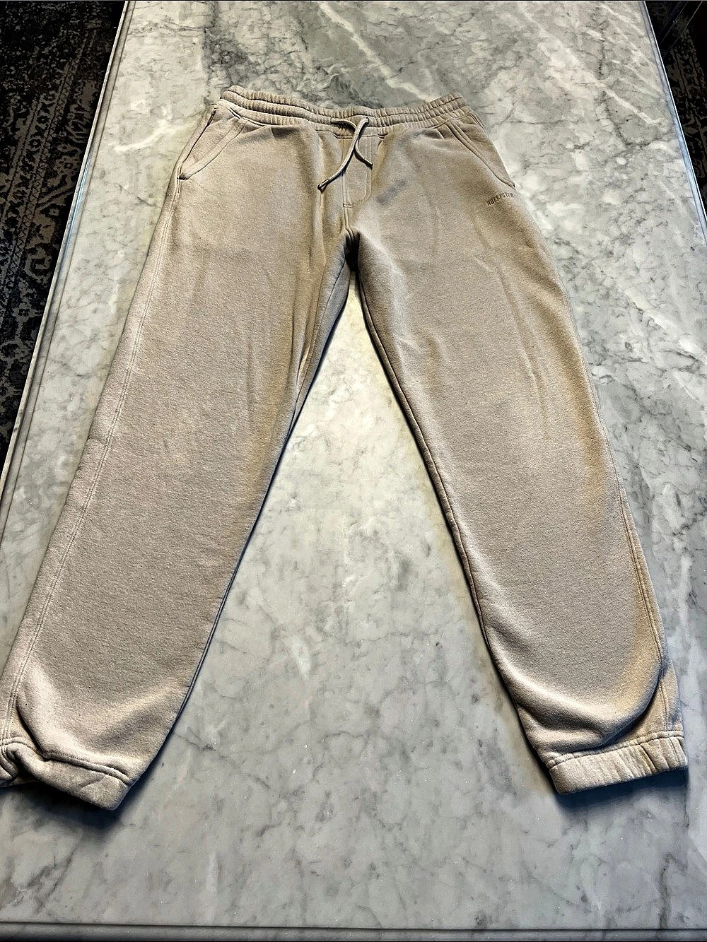 Mens Hollister Relaxed Jogger Pants in Beige Cream. Medium Tall
